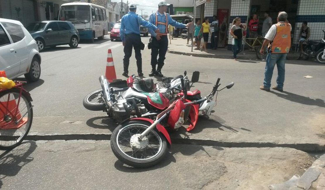 Ultrapassagem  ocasiona colisão entre motocicletas no Centro de Arapiraca