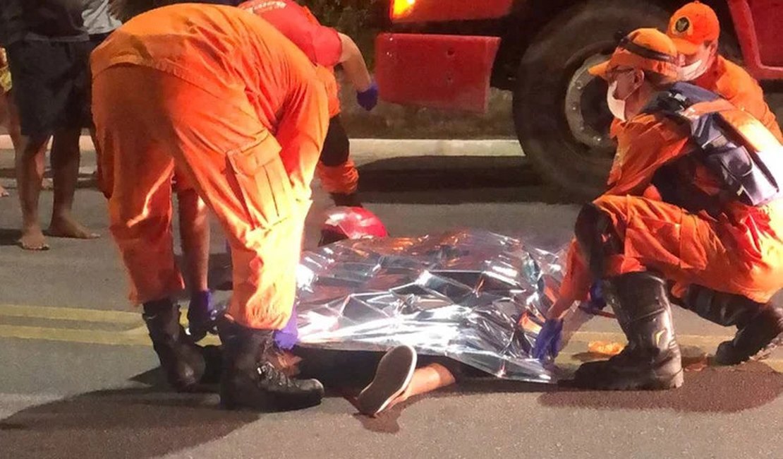 Motociclista colide na traseira de caminhão de coleta de lixo e morre em Maceió