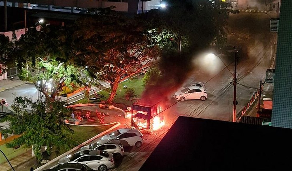 Food truck recém-inaugurado fica destruído após incêndio, em Maceió