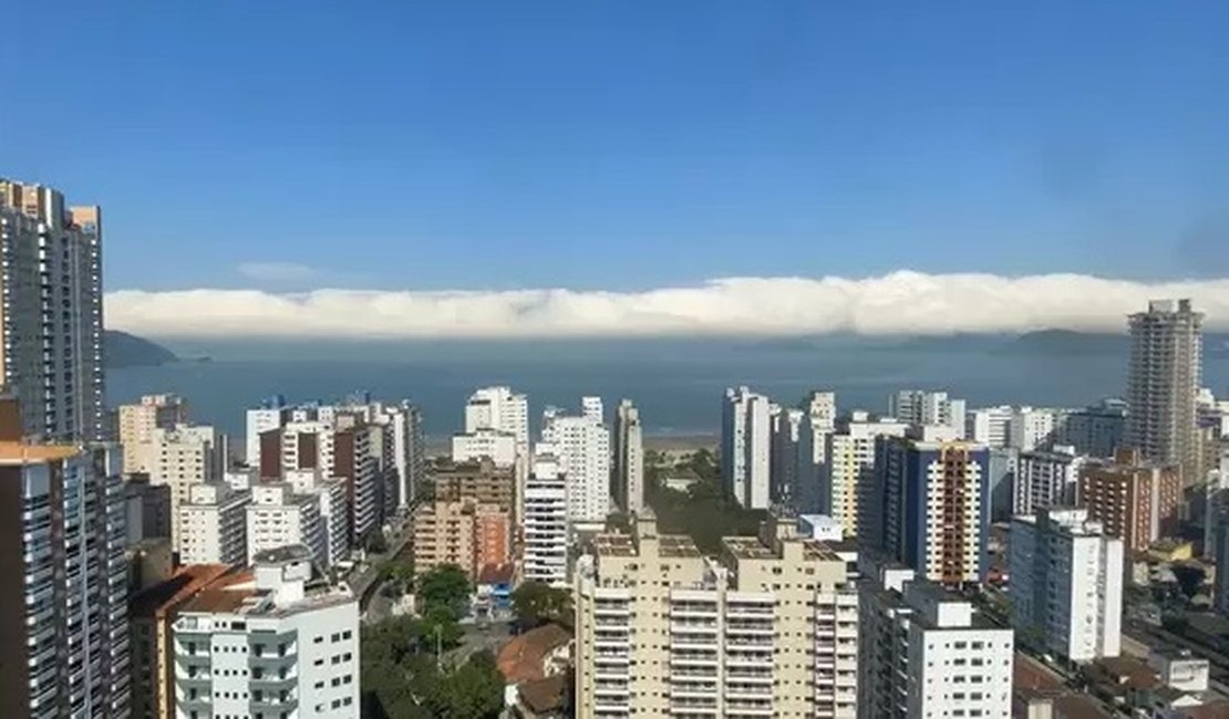 Veja imagens impressionantes da nuvem gigante no litoral de SP e RJ