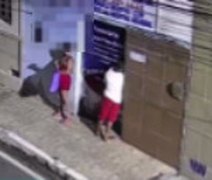 VÍDEO: Casal tenta invadir funerária na mesma madrugada de furto em salão de beleza em Arapiraca; locais ficam perto do Parque Ceci Cunha