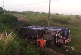 Ônibus do cantor Devinho Novaes tomba em São Sebastião; acidente deixou feridos