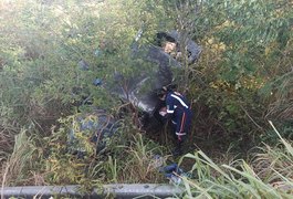 Motorista fica preso às ferragens durante capotamento de carro em São Sebastião