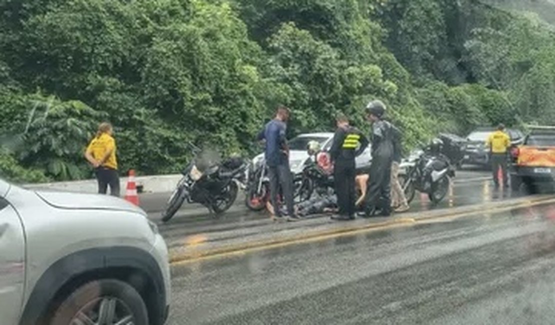 Jovem fica ferido após colisão entre carro e moto em ladeira de Maceió