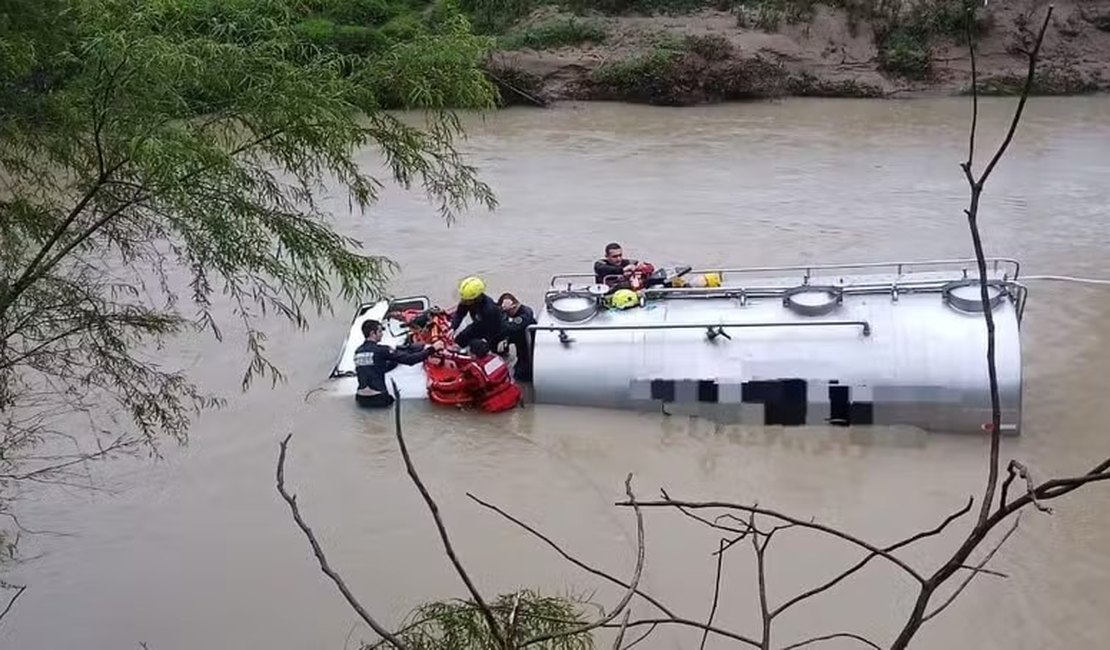 Caminhão com 3 mil litros de leite cai em rio, e motorista submerso respira por tubo improvisado durante resgate em SC