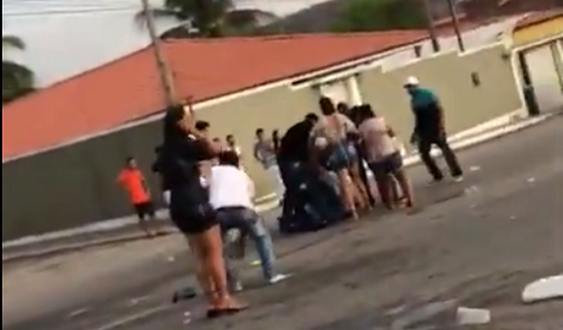 VÍDEO. Jovens se envolvem em pancadaria no final da Festa de Reis, no interior de Alagoas