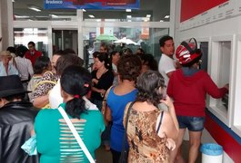 Clientes ficam indignados com a demora no atendimento no Bradesco de Arapiraca