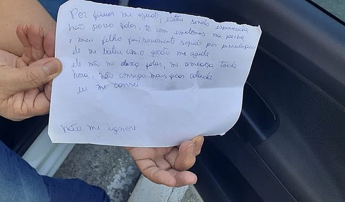 Alagoana entrega bilhete pedindo socorro durante matrícula do filho