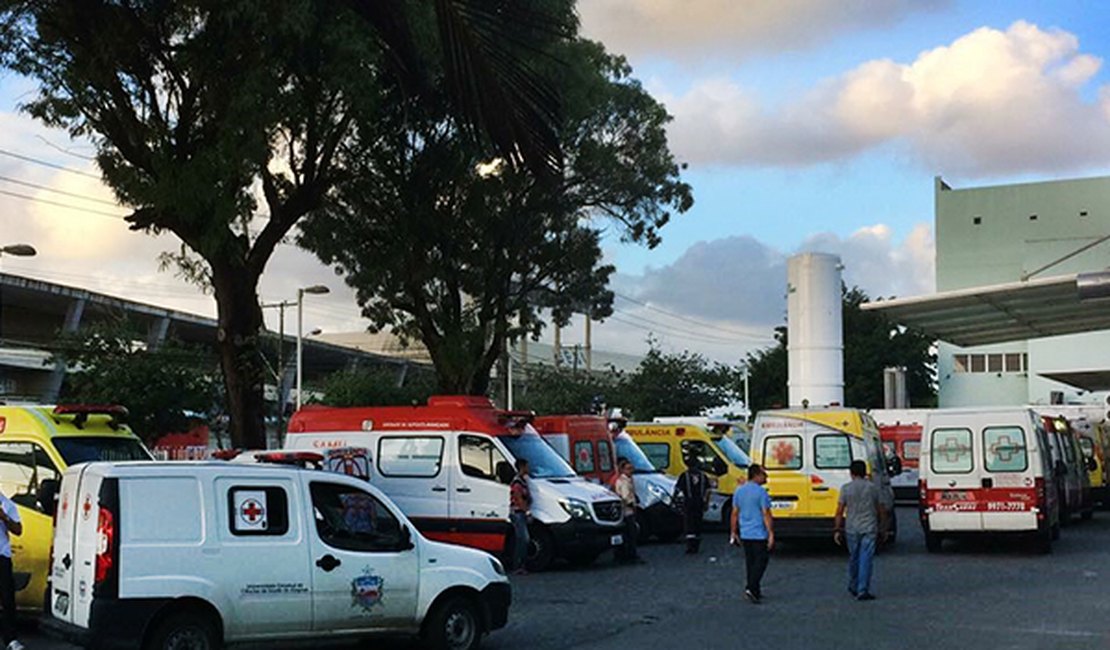 Ambulâncias ficam retidas no HGE devido à falta de macas