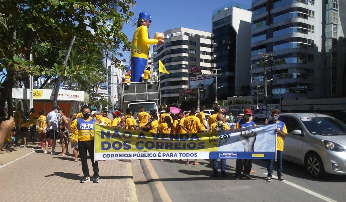 Funcionários dos Correios realizam ato contra privatização, em Maceió