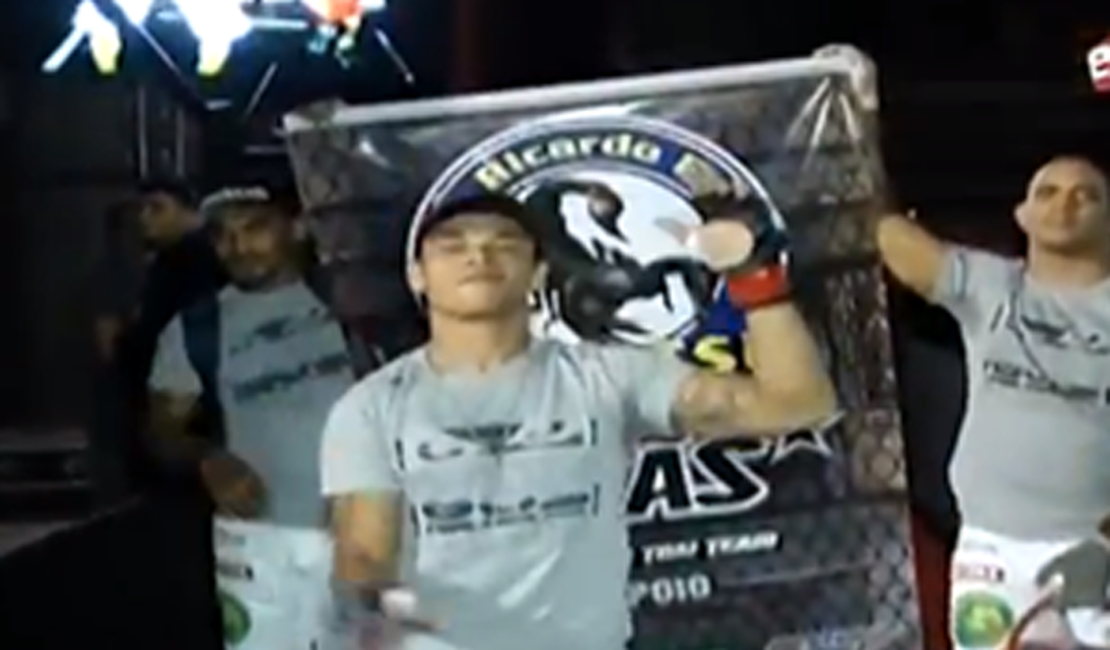 Após entrar ao som de Lepo Lepo, lutador Arapiraquense de MMA é nocauteado