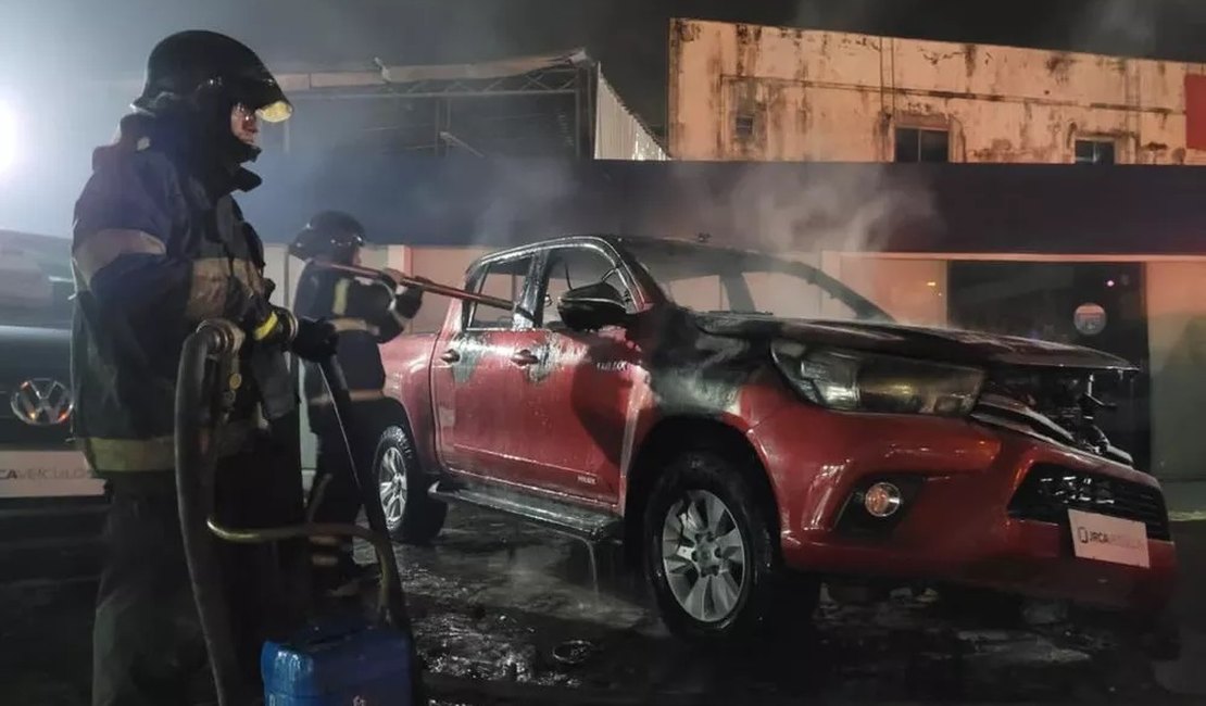 Homem inala fumaça e é socorrido após caminhonete pegar fogo em Maceió