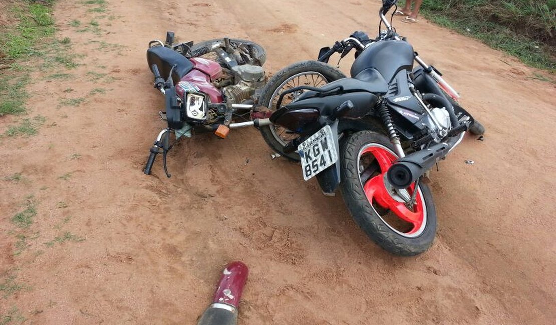 Colisão entre duas motos deixa dois feridos em Lagoa da Canoa
