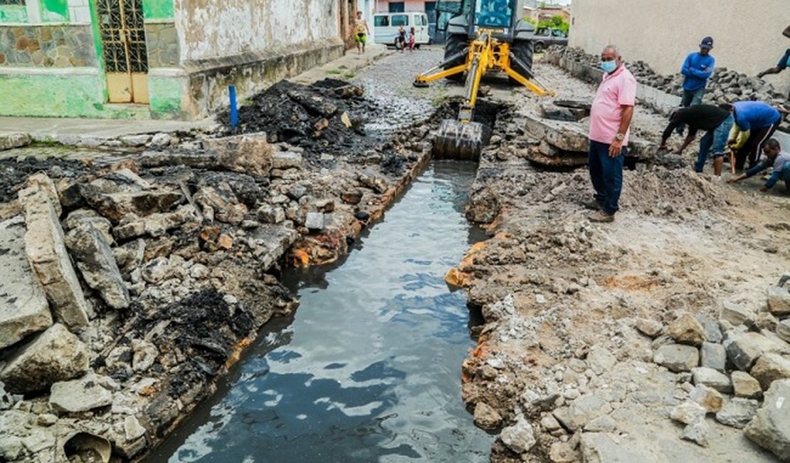 Prefeitura de Penedo recupera rede de drenagem em bairro da cidade