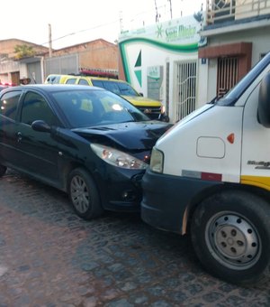 Colisão entre ambulância e veículo de passeio deixa o trânsito lento em rua de Arapiraca