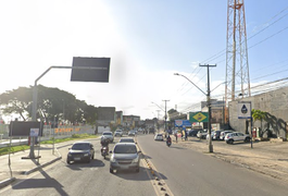 Homem sofre ferimentos após capotamento de carro em frente a atacarejo em Maceió