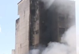 Prédio ao lado de loja incendiada tem foco de incêndio, em Maceió