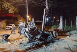 Rio Largo: Assaltantes ficam presos às ferragens de veículo após batida em poste e capotamento durante fuga