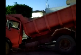 Caçamba carregada com areia parte ao meio enquanto trafegava em rua de Arapiraca