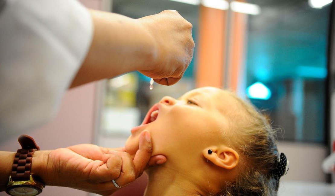 Mais de 7 milhões de crianças ainda não se vacinaram contra a pólio; campanha termina hoje
