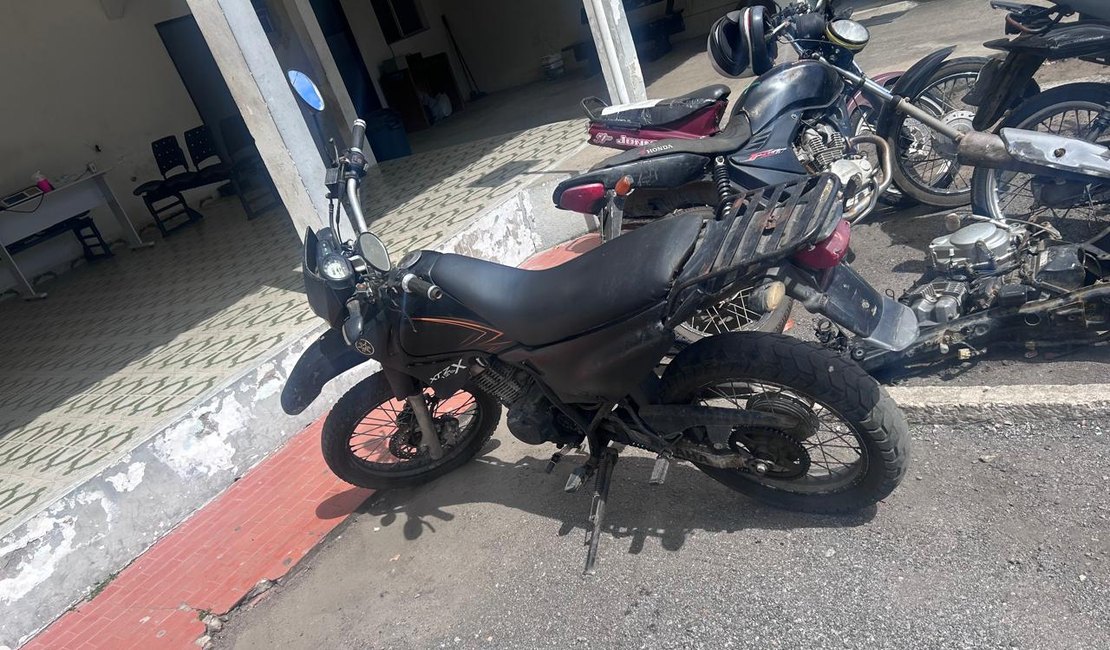 Motocicleta furtada é recuperada pela PM em Arapiraca; proprietário havia deixado a chave na ignição