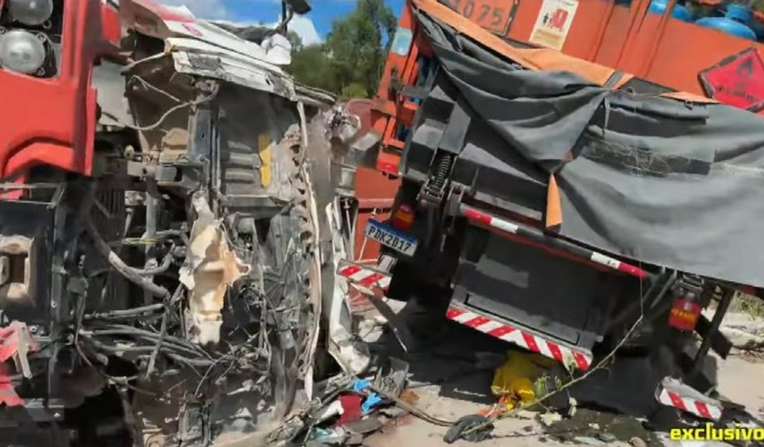 Caminhão com botijões de gás e caçamba colidem de frente na AL-105, em Maceió