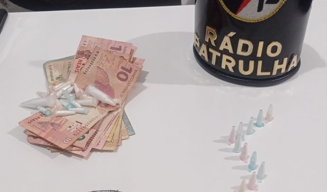 Jovem de 20 anos é presa por tráfico de drogas no bairro Manoel Teles, em Arapiraca