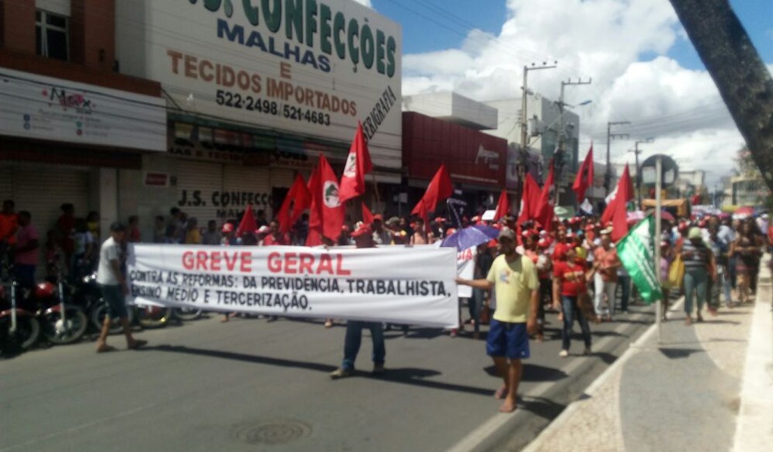 Entidades e populares realizam protesto no Centro de Arapiraca contra a Reforma da Previdência