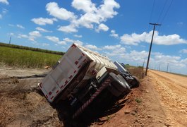 Caçamba desvia de carro que fez conversão brusca e tomba na AL-105