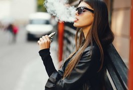 Estudo revela que fumar cigarros eletrônicos aumenta risco de bronquite