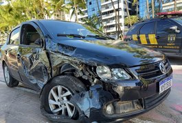Condutor embriagado é preso após colidir com van e outro carro, em Maceió