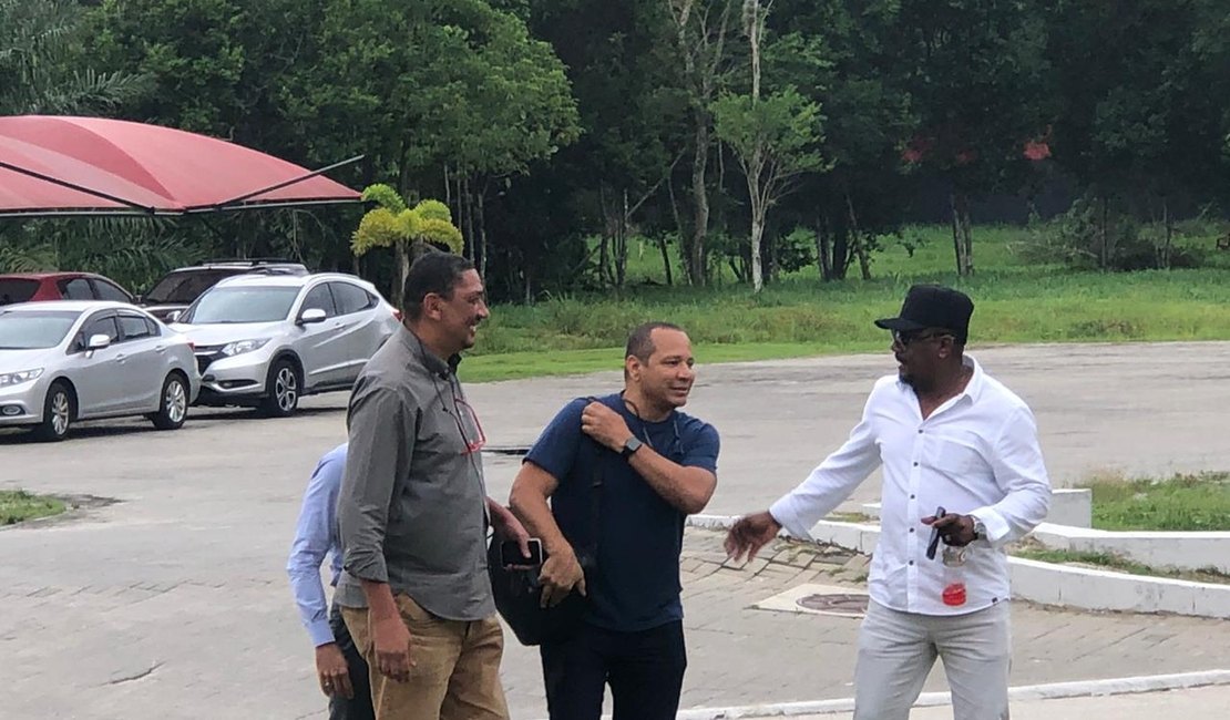 Pai de Neymar visita o Ninho do Urubu para 'estreitar relações'