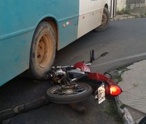 Ônibus da RM Viação se envolve em acidente no bairro Alto do cruzeiro em Arapiraca