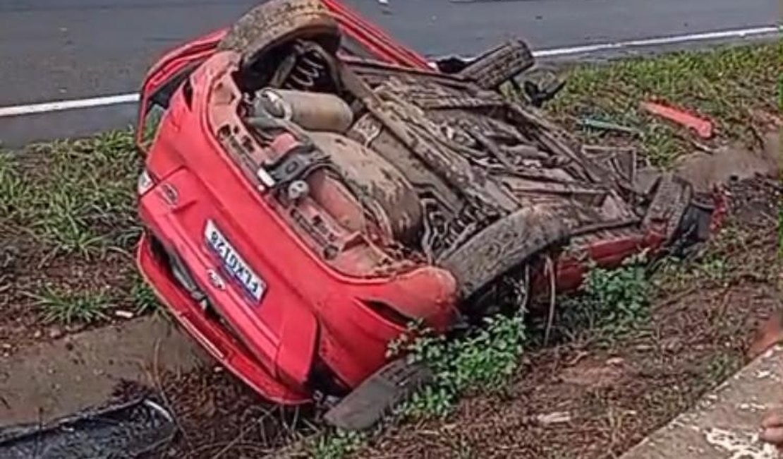 Veículo perde controle e capota na BR-101, próximo a Junqueiro