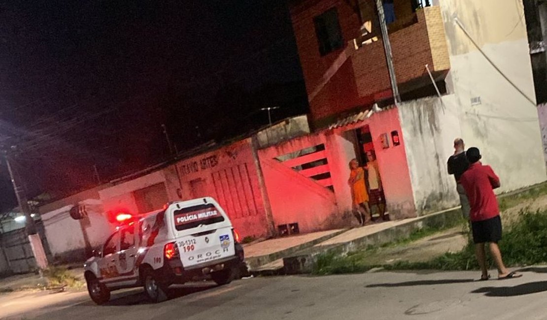 Trancado no banheiro, pai tem casa invadida e filhos executados em Maceió