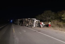 Carreta capota durante ultrapassagem em Delmiro Gouveia