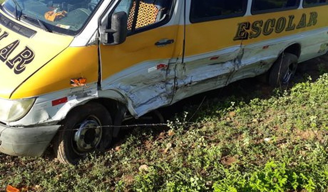 Homem fica ferido após colisão envolvendo carro de passeio e van, entre Girau e Traipu