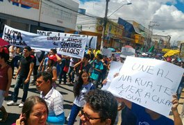 Estudantes e trabalhadores realizam protesto no centro de Arapiraca