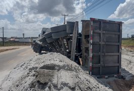 Caçamba carregada de areia tomba às margens de rodovia, em Arapiraca