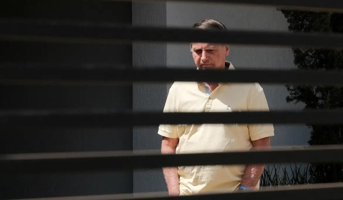 Defesa de Bolsonaro pede suspensão do cumprimento da pena