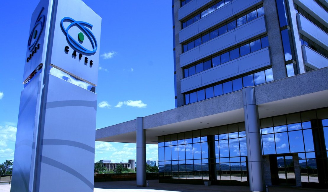 MEC repassa R$ 296 mi para pagamento de bolsas da Capes