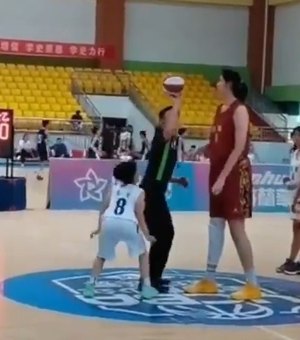 VÍDEO. Com 2,26m, jogadora de basquete de 14 anos se destaca em final de torneio chinês