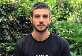 Chay Suede usa bordão anti-Bolsonaro em entrevista a Pedro Bial