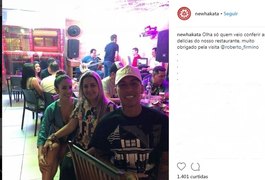 Jogador Firmino paga rodada de chopp para clientes de restaurante de Maceió