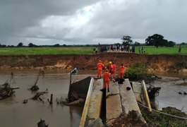 Duas pessoas morrem após veículo cair em ponte que havia desabado, em Penedo