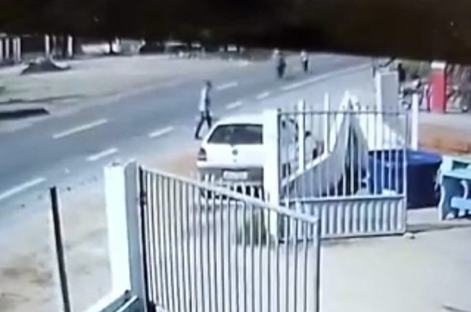 VÍDEO: Homem empina moto e mata idoso que estava atravessando estrada em Limoeiro de Anadia