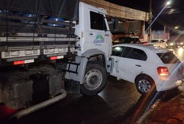 Caminhão colide em veículo de passeio e o arrasta por alguns metros, em Arapiraca
