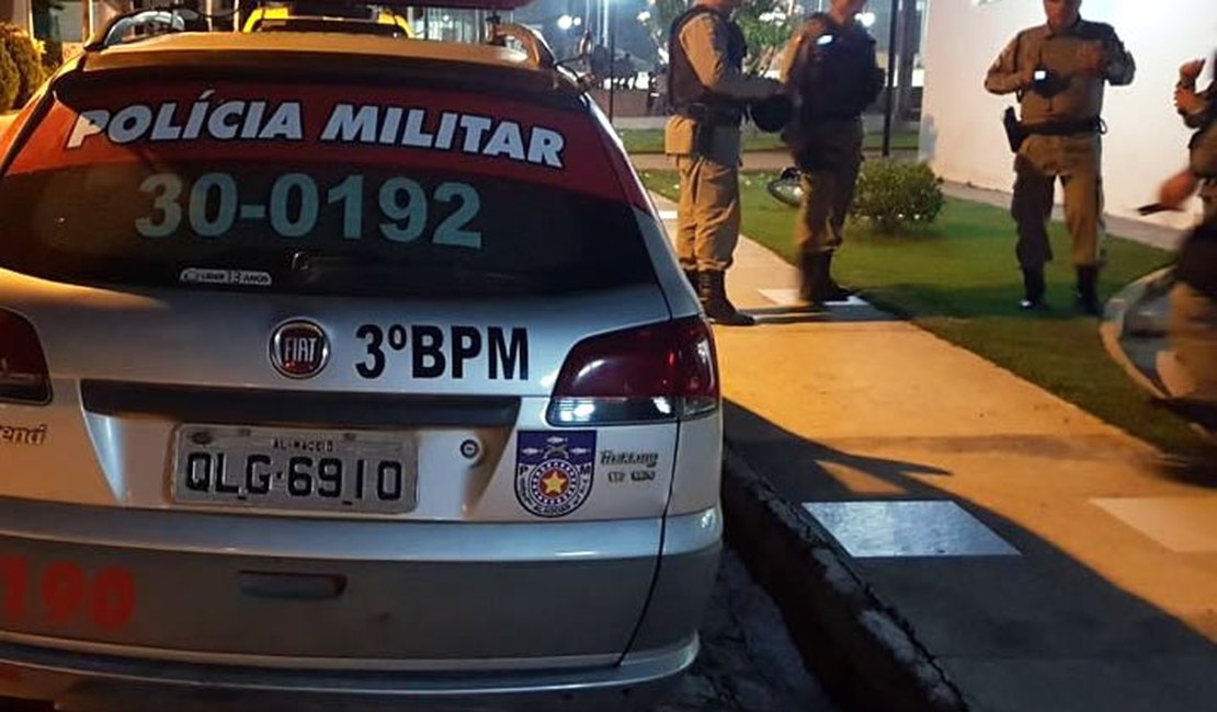 Mulher é baleada e segurança é morto a tiros dentro de bar em Arapiraca
