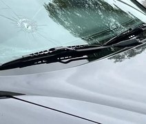 Tiro perfura para-brisa de carro estacionado na UFAL, em Maceió