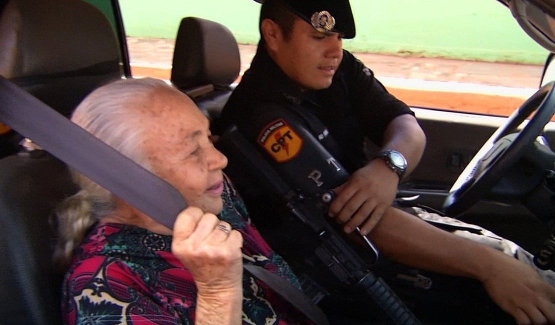 Idosa realiza aos 80 anos o sonho de andar em carro da polícia